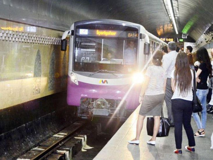 Bakı metrosunda pik saatlarda eskalator niyə işə salınmır? - VİDEO